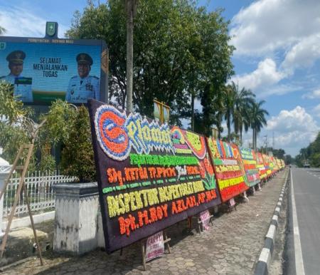 Jalan Diponegoro Pekanbaru dipadati karangan bunga jelang pelantikan Ketua TP PKK se-Riau (foto/yuni)